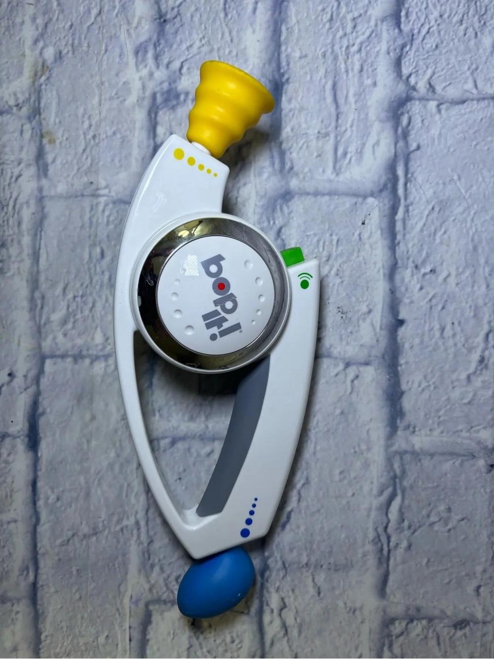Bop It Talking Handheld Electronic Reflex Game White 2008 Hasbro Shout Out Works